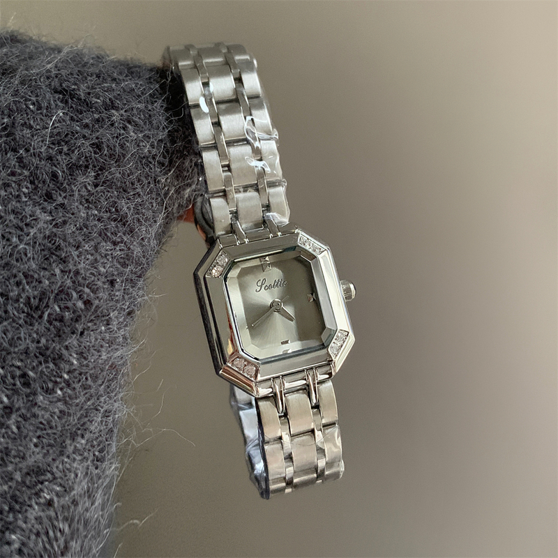 Scottie Metal-Style Silver Textured High-End Watch for Women, Exquisite Sugar Cube Design, Compact and Versatile, Steel Strap