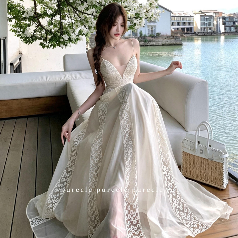 Elegant Lace-Trimmed Halter Dress for Women, High-End Socialite Style, Perfect for Birthday Parties, with a Fitted Waist and Large Hem
