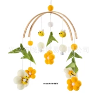 Игрушка на кроватку, пчела, в цветочек