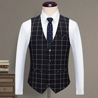 Черный в клетку жилет