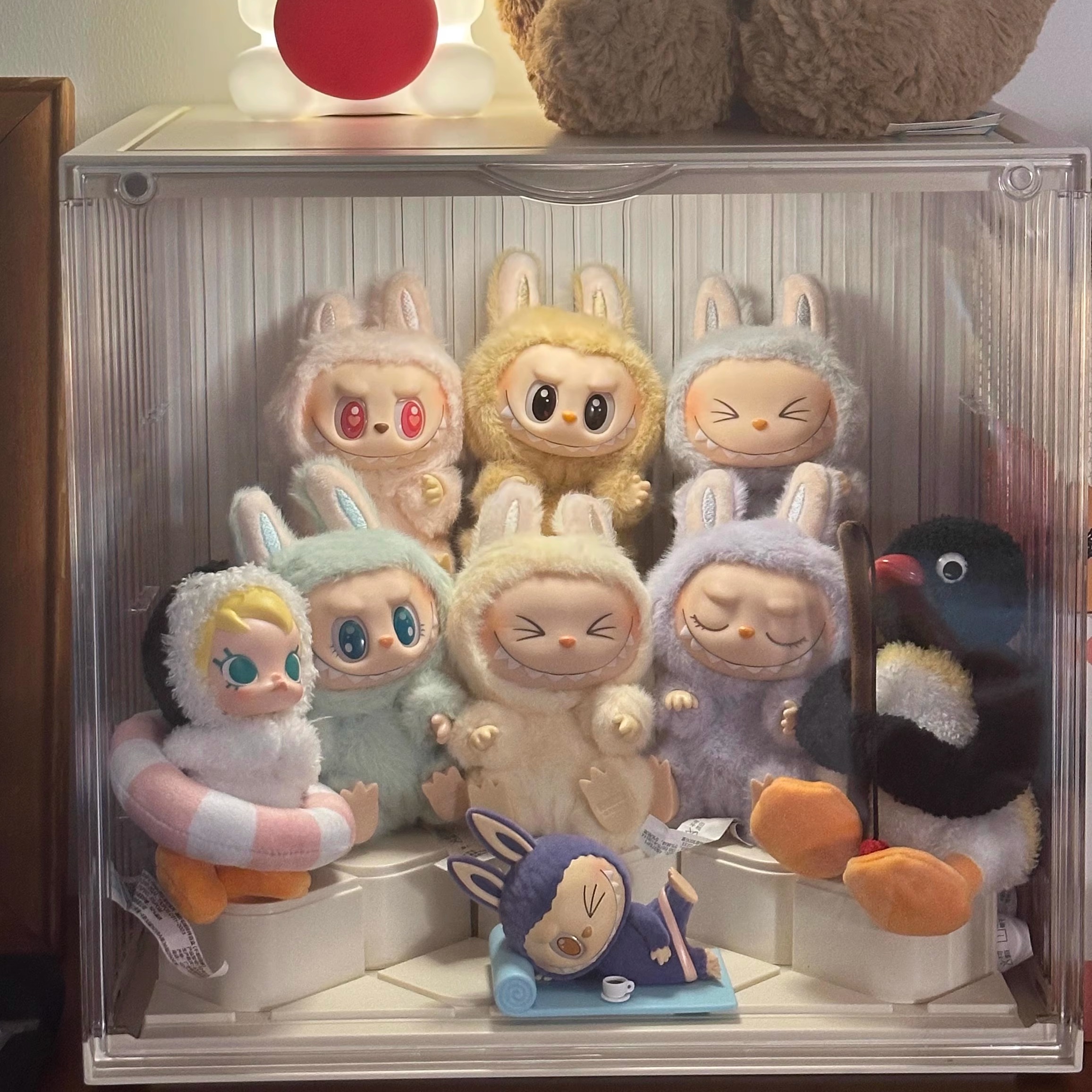 Bubble Mart labubu sitting party figure storage box desktop acrylic transparent labubu display box