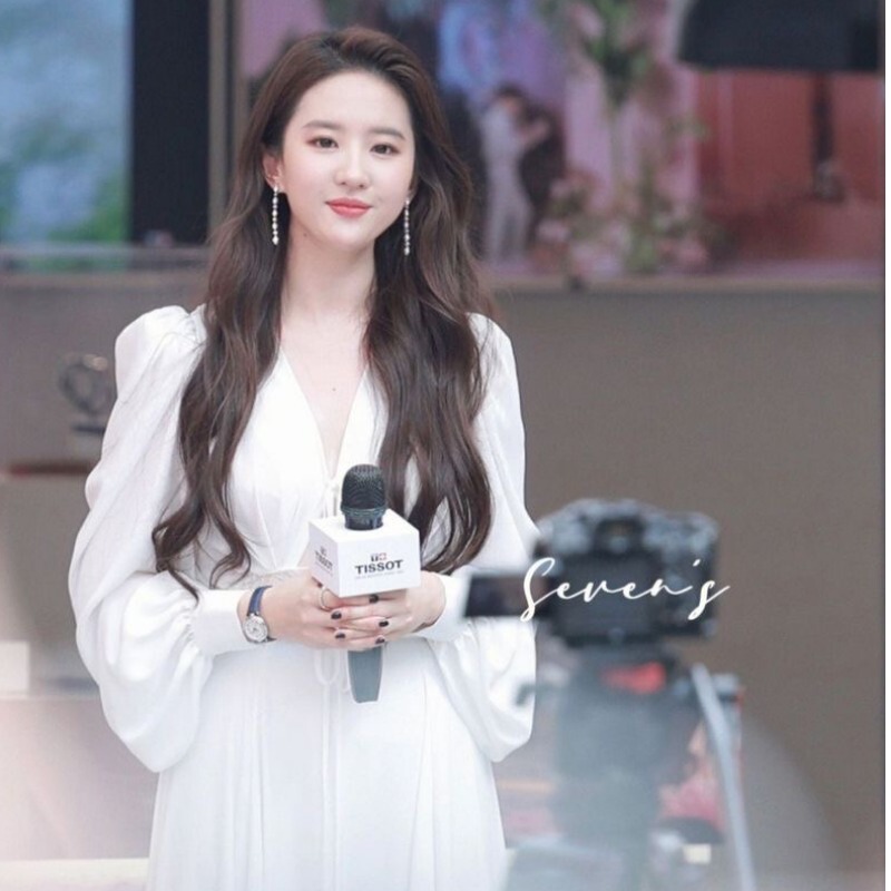 Liu Yifei's Same Style V-Neck Ultra-Fairy White Long-Sleeve Dress, Autumn High-End Niche Light Luxury Vacation Long Dress for Women