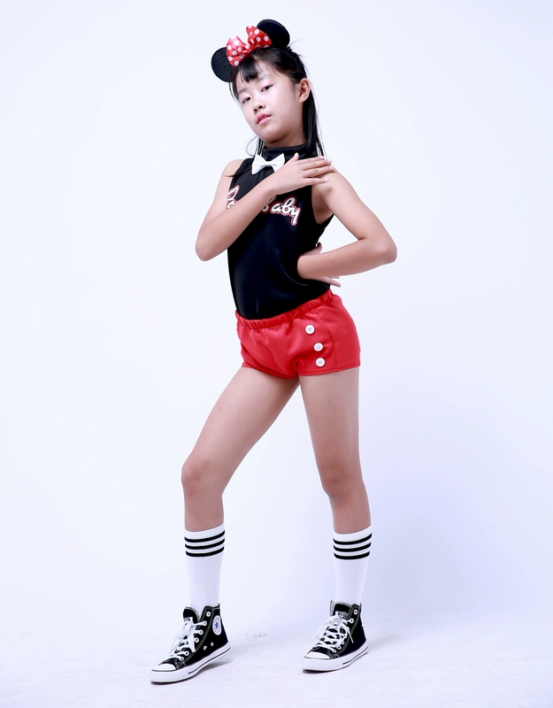Trẻ em mới của cô gái jazz jazz trang phục múa Hàn Quốc khiêu vũ vest mickey đỏ đen quần short phù hợp với hiphop