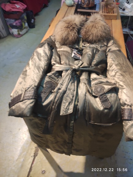 Clearance Sale: European and American Style Thick Fur Collar, Belt, Memory Metal Fabric, Long down Jacket for Women