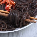 Взяв 2 пакета для доставки Guizhou Specialty Tianqi Fern Crowe Powder Bars 250 граммов аромата гладкий и гладкий