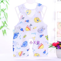 Цельная рыба с пряжкой на плече кремового цвета на белом фоне