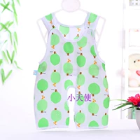 Золотая пряжка на плече цельный зеленый фрукт на белом фоне