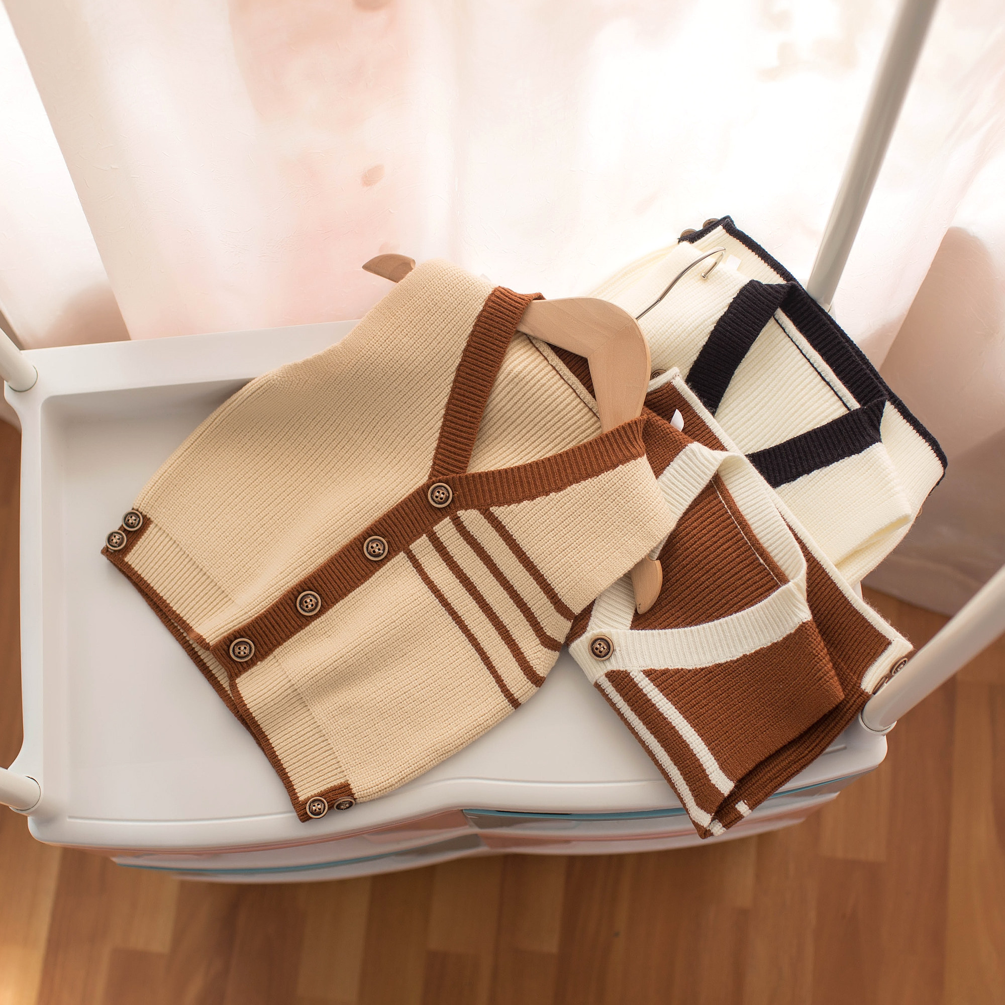 2021 spring children's woolen sweater vest male baby V collar children jacquard vest single row of waistcoat waistcoat waistcoat