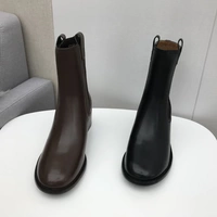Однотонные модные осенние челси, из натуральной кожи, круглый носок, средний каблук, сезон осень 2020, тренд сезона, простой и элегантный дизайн, европейский стиль