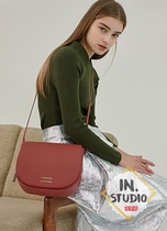 IN HOUSE Korean brand FRONT ROW SOCIETY Bian Hyuks love Kang Sura with the same cowhide bag
