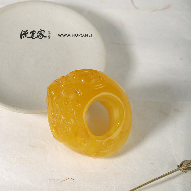 Limelight Home Su Artificial Artist Engraving collection grade Finger Dragon Honey Wax Pendant Natural Amber Wax Raw Stone