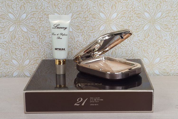 Hàn Quốc IPKN / Yi Ke Enya thơm hoàn hảo phấn phủ bánh tinh tế kiểm soát dầu trang điểm che khuyết điểm chính hãng - Bột nén phấn karadium
