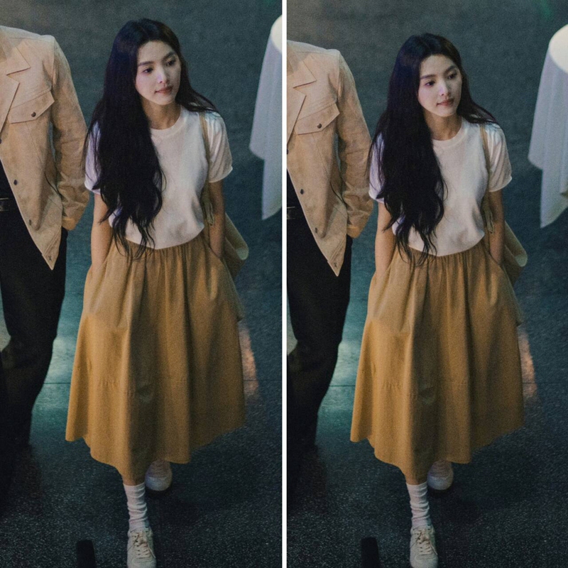 Zhang Ruonan and Wen Yifan's Matching White Short-Sleeved T-Shirt and Khaki High-Waisted A-Line Midi Skirt Set Zhang Ruonan and Wen Yifan's Matching White Short-Sleeved T-Shirt and Khaki High-Waisted A-Line Midi Skirt Set