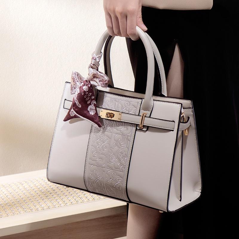 New Chinese-Style National Trend Birthday Gift Bag 2025 New Model for Mom, Elegant Embroidered Handbag for Middle-Aged Women New Chinese-Style National Trend Birthday Gift Bag 2025 New Model for Mom, Elegant Embroidered Handbag for Middle-Aged Women