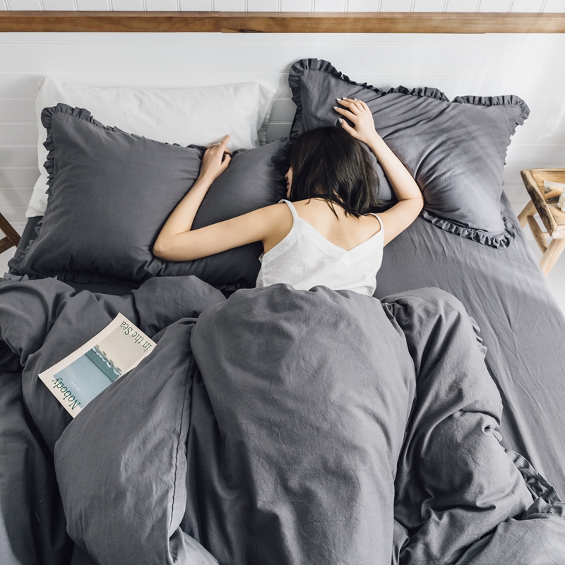 In red and pure gray water washing cotton four pieces of wrinkle bedding with bed linen lace bed naked sleeping