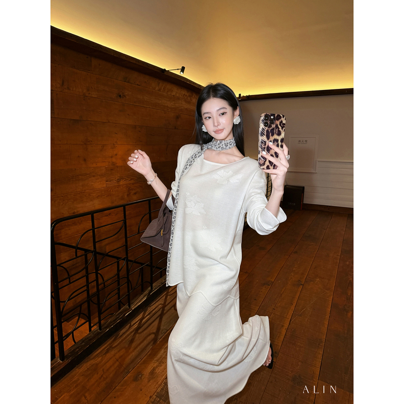 Alin 【Misty White Lazy Style】 Wavy Edge Long Sleeve T-Shirt and Straight Skirt Two-Piece Set for Women, White Casual Outfit