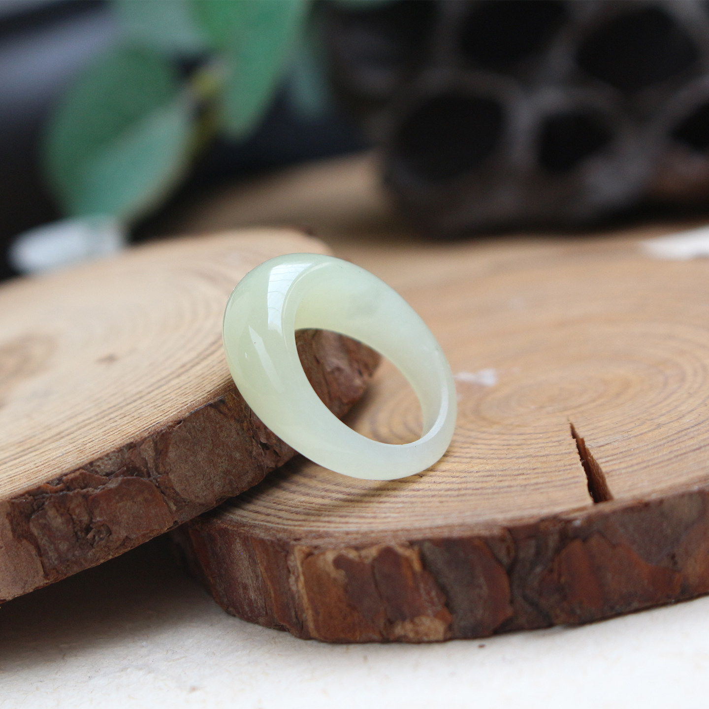 Simple and stylish Hetian jade yellow steamed bun ring