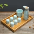 Rượu vang đặt một nửa ly rượu vang vàng rượu vang ấm lẩu một hoặc hai ly nhỏ khay tre tách rượu sake Rượu vang