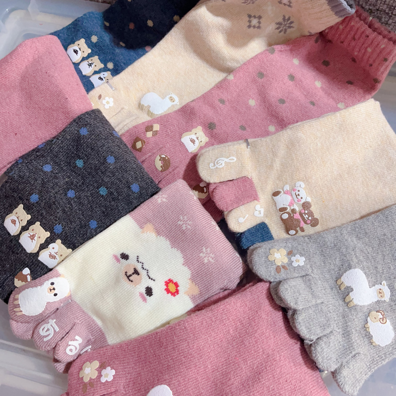 Japanese Style Five-Toe Socks, Mid-Waist Fuzzy Socks, Thickened Autumn and Winter Women's Socks, Cartoon Japanese Cute Style, Warm and Windproof Socks