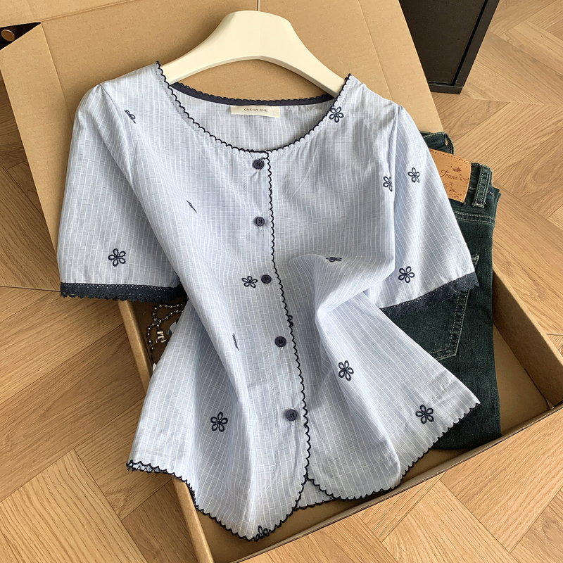 Korean Style Gentle Embroidered Plaid Short-Sleeved Shirt for Women, Summer Lace Trim, Loose Fit, Slimming, Round Neck, Versatile Top