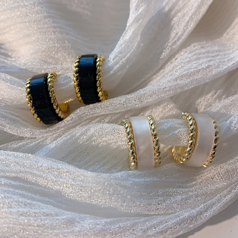 s925 Silver Needle Retro C - Small earrings fashion - temperament arc black and white shell tide personality ear needle