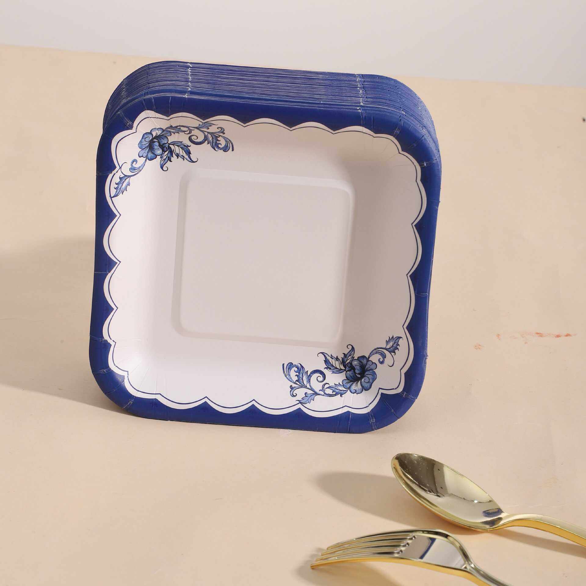 ケーキ用、家庭用、骨抜き用皿、食品グレードのカトラリー、屋外バーベキュー、ピクニック、フルーツ盛り合わせ、スナックなど、様々な用途に使える使い捨て紙皿。