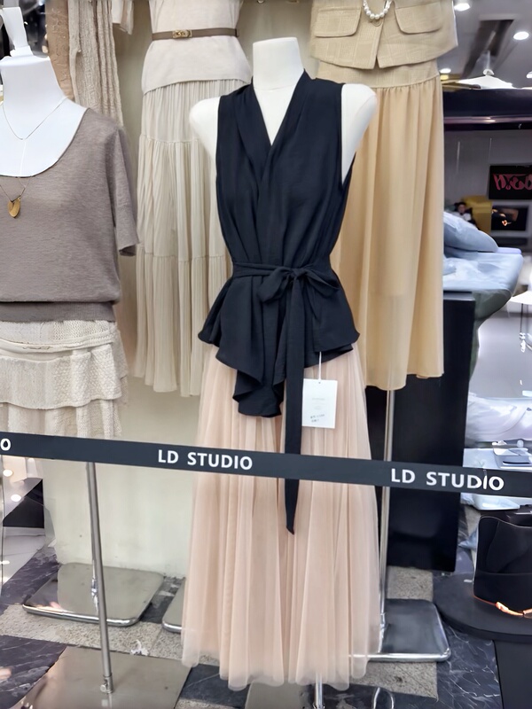 2026 Spring/Summer Elegant Women's Waist-Tie Sleeveless Cotton-Linen Top and High-Waisted Long Gauze Skirt Set