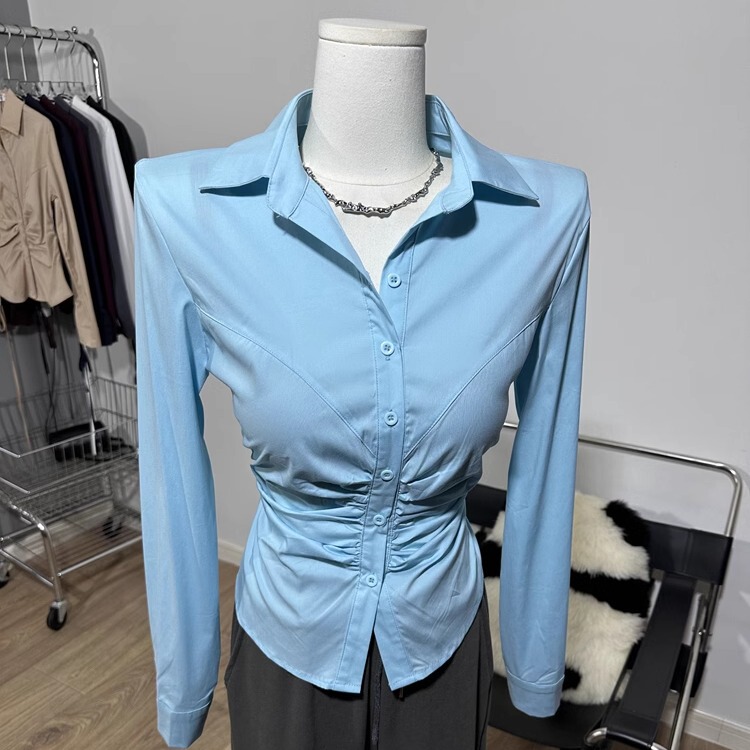 The Highlight Is on the Back! a Long-Sleeved Shirt with a Pleated Collar, Tie Straps, and a Cross Drawstring Waist for a Slim Fit