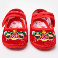 Красный Хуаху (золотые бархатные туфли с изображением тигра)