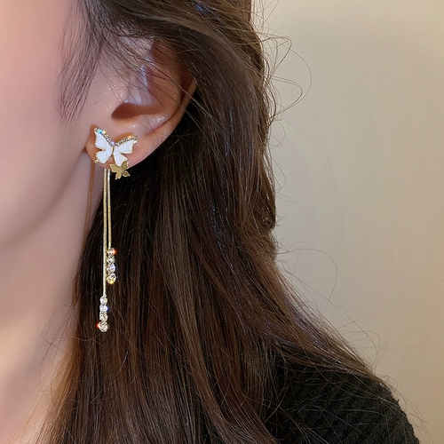 Небольшие дизайнерские серьги, популярно в интернете, тренд сезона, двойное ношение