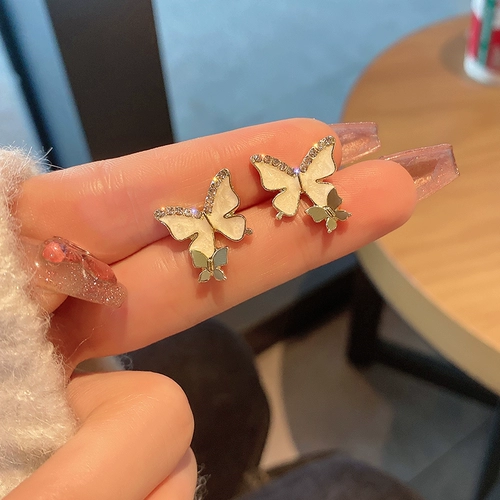 Небольшие дизайнерские серьги, популярно в интернете, тренд сезона, двойное ношение