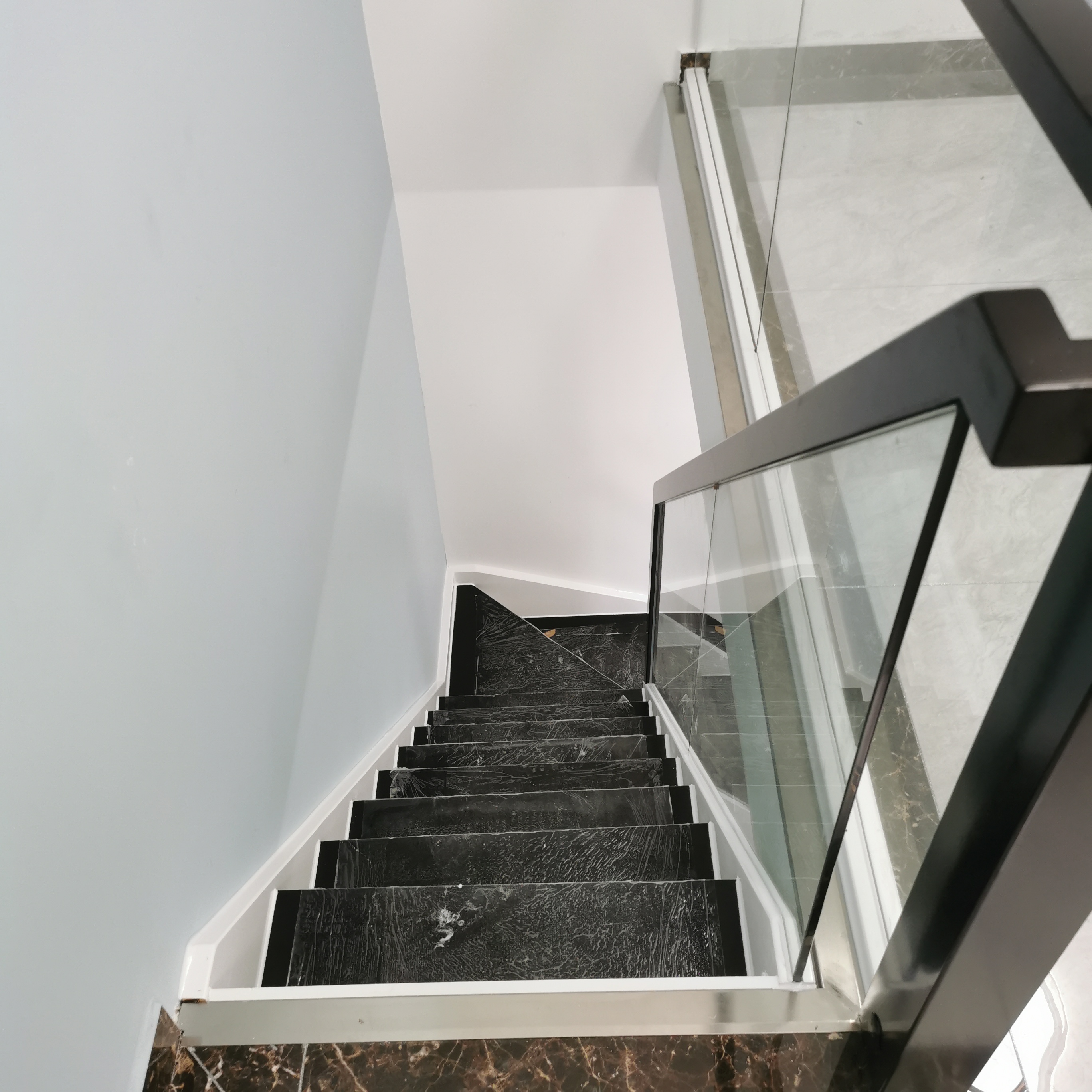 北京实木楼梯:让阁楼复式公寓更灵动