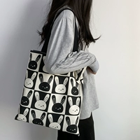 Черно -белый кролик с двойным