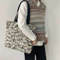 Чудиться бежевой сумкой