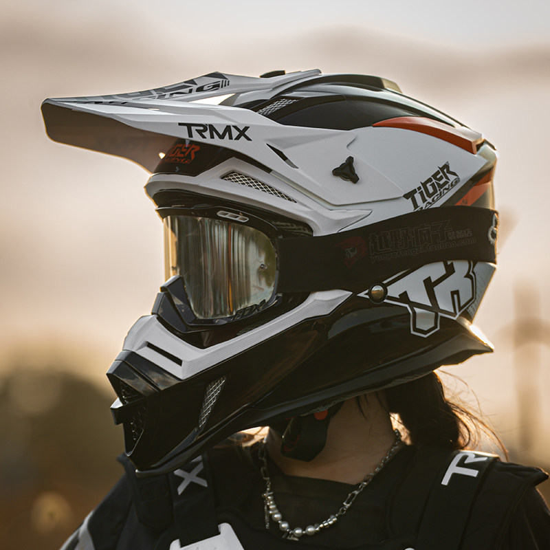 TR Tigerブランドのオフロードヘルメットは、オートバイのライディング、トレイルランニング、ラリーに適したフルフェイスヘルメットです。オールシーズン対応で、通気性に優れた安全ヘルメットです。