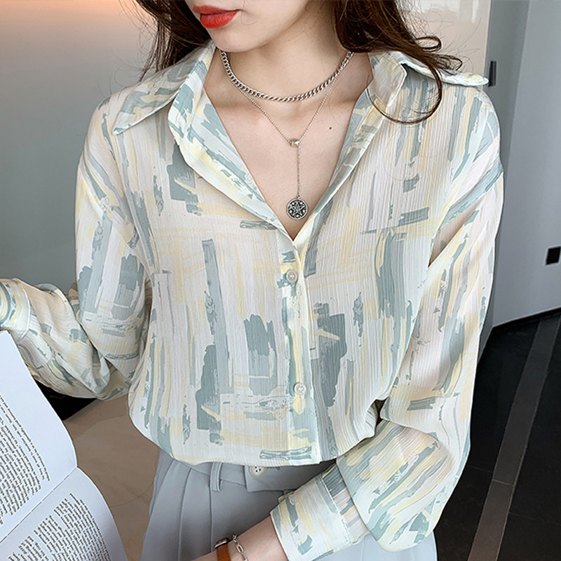 Printed chiffon shirt top female summer design sense niche large size fat MM220 kg loose Hong Kong flavor sunscreen shirt