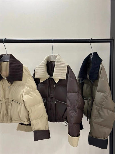 2025 Europäische gestrickte kurze Daunenjacke mit Revers für Damen, Winterjacke aus Proteinleder, gespleißt, weiße Entendaunen, Nebensaison-Jackentrend