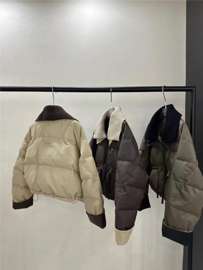 2025 Europäische gestrickte kurze Daunenjacke mit Revers für Damen, Winterjacke aus Proteinleder, gespleißt, weiße Entendaunen, Nebensaison-Jackentrend