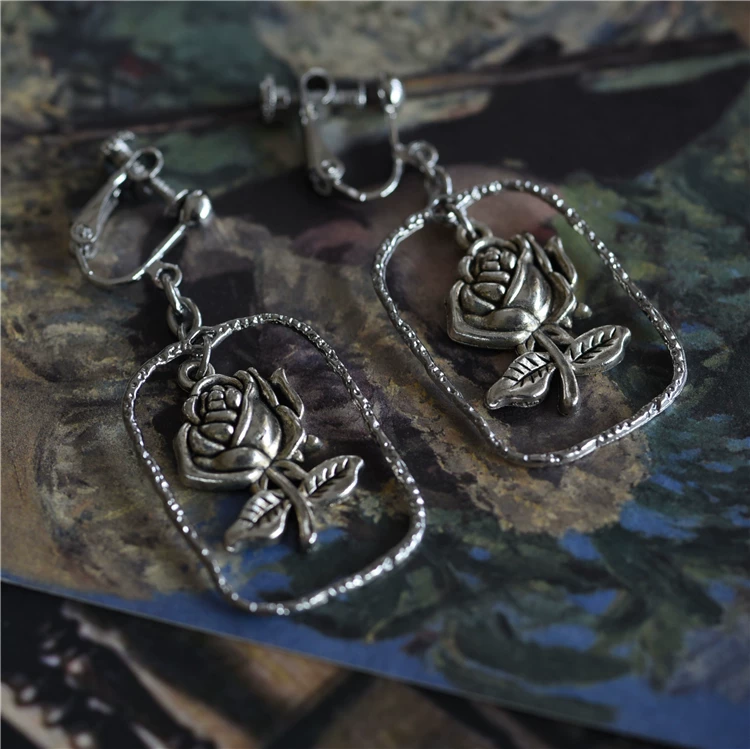 Серебряные серьги в виде розы с оригинальной декоративной коробкой, темные, сладкие и прохладные, с солёным ветром, без пирсинга