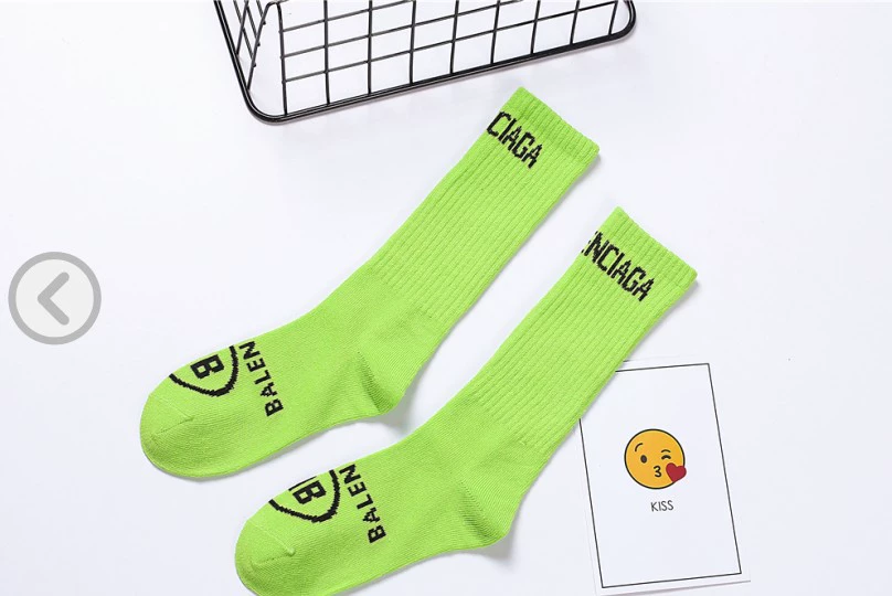 Chữ cái thời trang trẻ em Hàn Quốc trong vớ ống màu đỏ cậu bé thể thao đống vớ cô gái màu sắc cá tính vớ cotton thủy triều