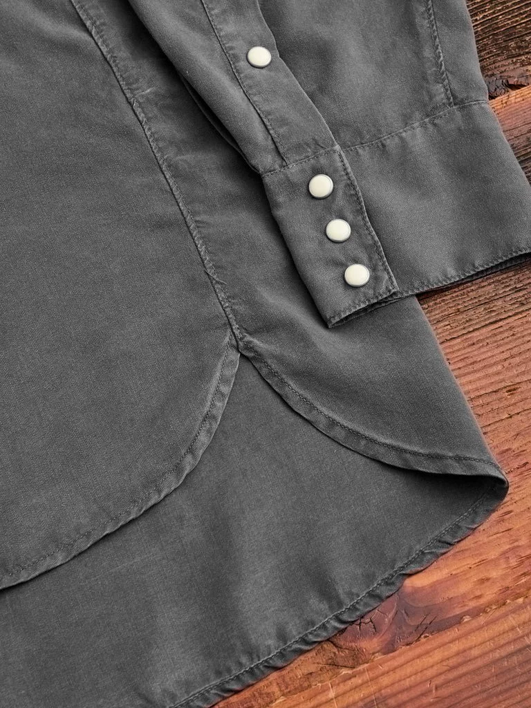 Американская рубашка WYTHE из TENCEL черная с черной небесной хлопковой жемчужной жемчужной подкладкой