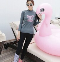 The new wetsuit suits the conservative fashion ladys split swimsuit