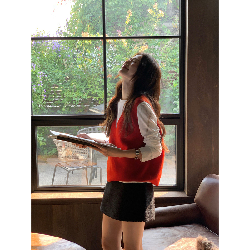 Wenran Red V-Neck Sweater Knitted Vest for Women, Spring Layering, High-End Feel, Elegant Sleeveless Cardigan