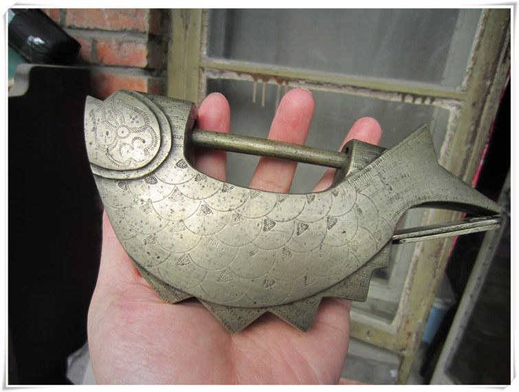 (Xiaoyao Xianren) Exquisite white copper fish lock in Qing Dynasty