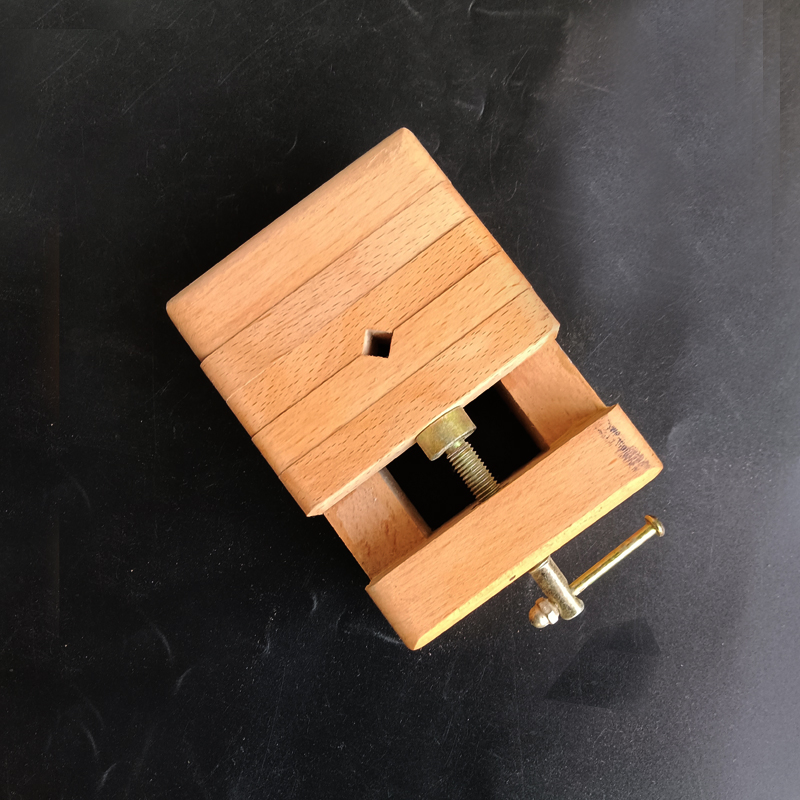 Seal cutting tool large beech wood printing bed engraving bed printing stone seal fixed clip bed beginner lettering saves effort and does not hurt hands