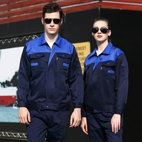 Темно-синий костюм с длинными рукавами и плечами