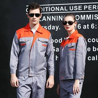 Серо-оранжевый костюм с длинными рукавами и плечами