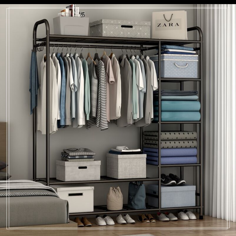 The shelf-floor cloister of the room hanging clothes rack entrance to the family door living-room headboard to put an improvised dust protector at night