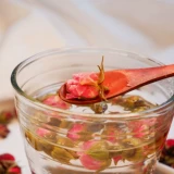 Чай Лунцзин с розой в составе из провинции Юньнань, 50 грамм
