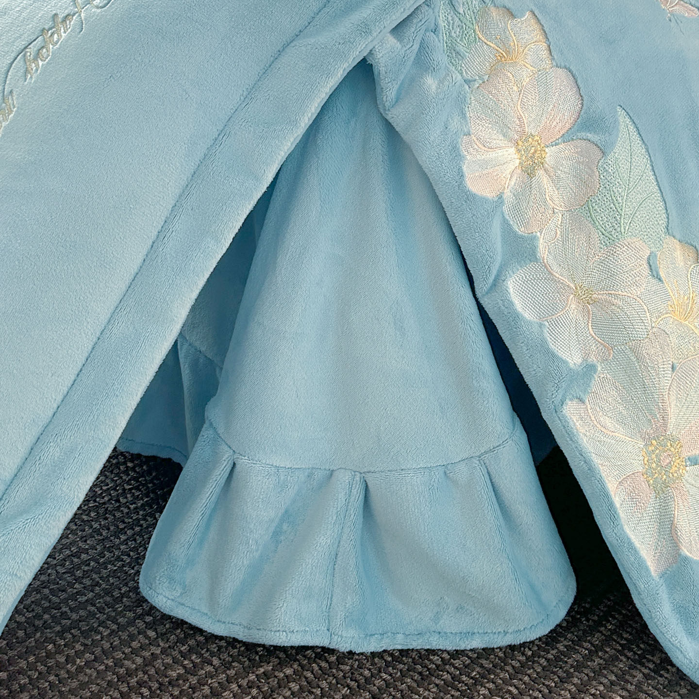 Class a Maternal and Infant-Grade Embroidered Milk Velvet Four-Piece Set with Fleece-Lined Bed Sheet, Duvet Cover, Coral Velvet Bedding, Anti-Static